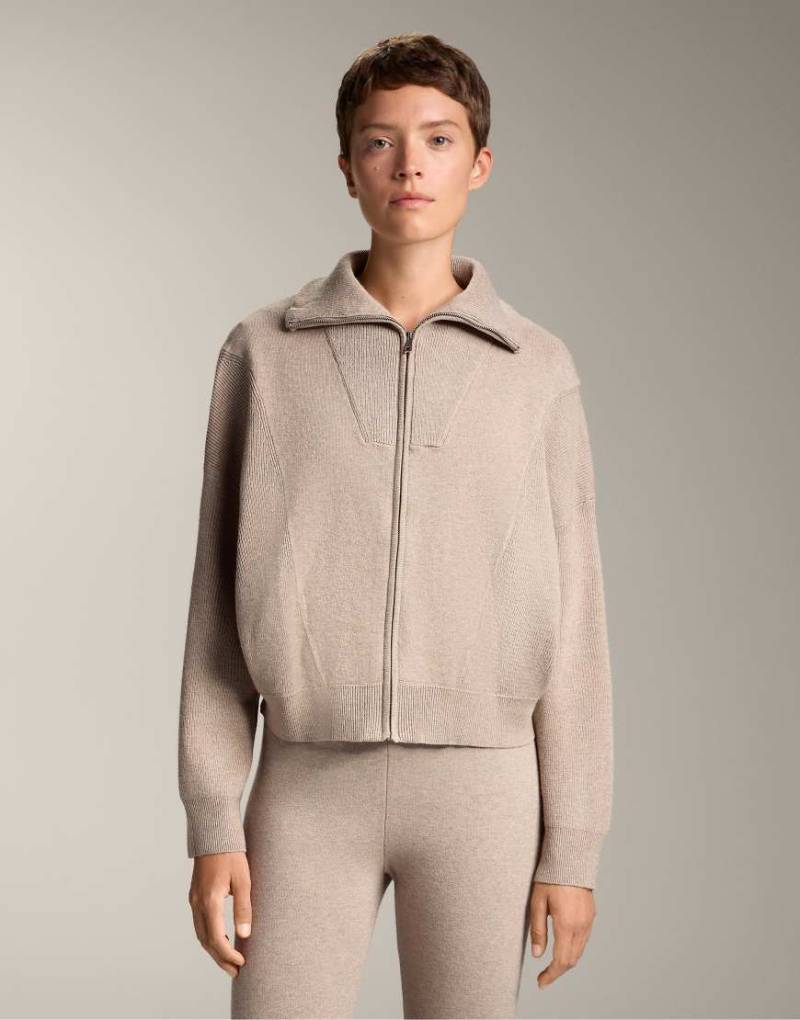 OYSHO - Strickjacke in sanften Nerzbeige mit geripptem Kragen-Brown von Oysho