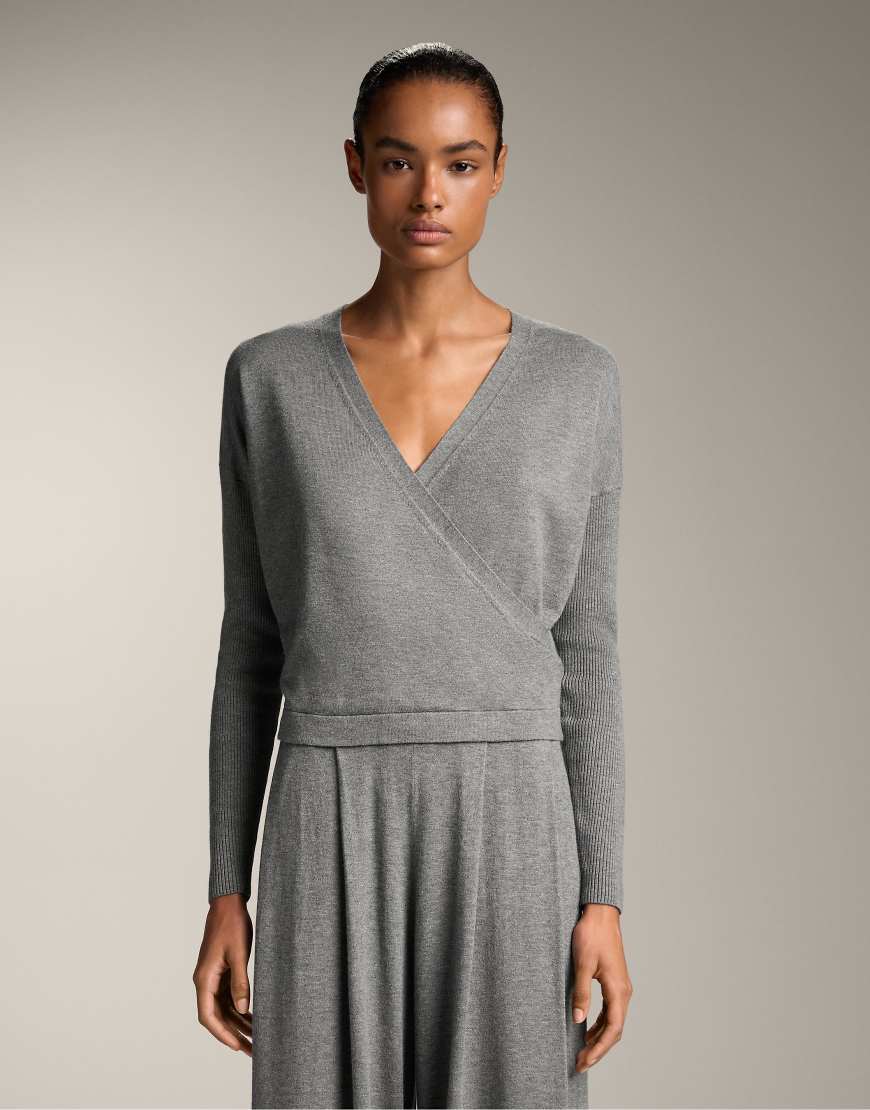 OYSHO - Strickpullover in Grau meliert mit gerippten Ärmeln und überkreuztem Design von Oysho