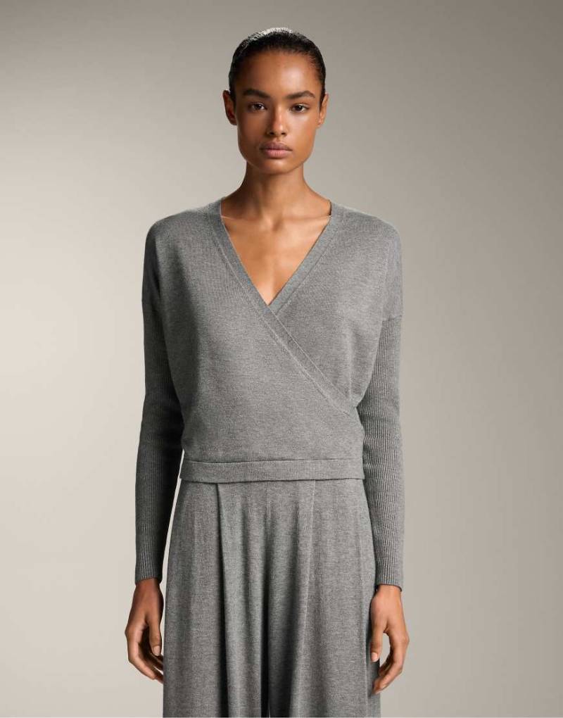 OYSHO - Strickpullover in Grau meliert mit gerippten Ärmeln und überkreuztem Design von Oysho