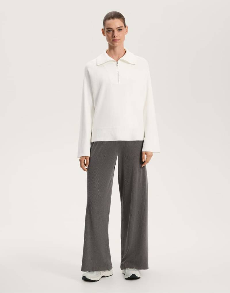 OYSHO - Strickpullover in Wollweiß mit kurzem Reißverschluss von Oysho