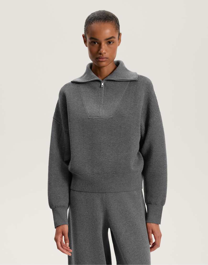 OYSHO - Strukturierter Strickpullover in meliertem Dunkelgrau mit kurzem Reißverschluss von Oysho