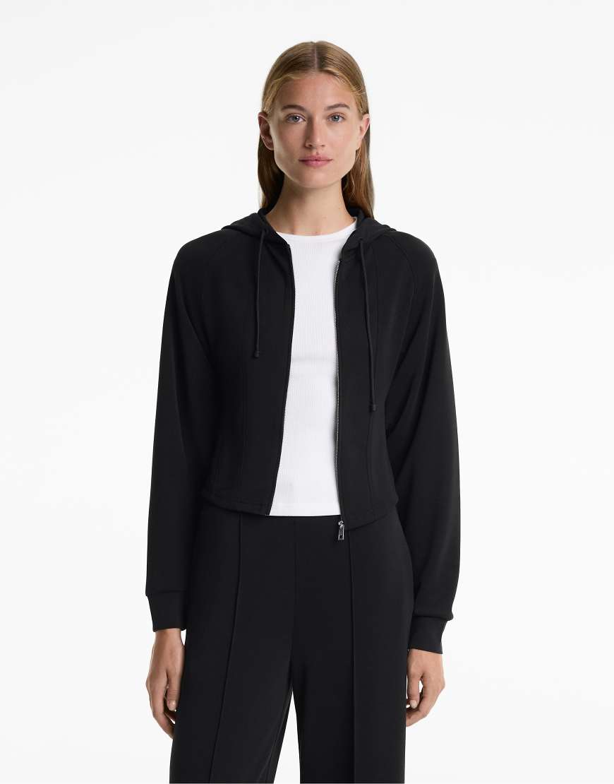 OYSHO - Taillierter Cropped Kapuzenpullover in Schwarz mit weichem Modal OYSHO - Taillierter Cropped Kapuzenpullover in Schwarz mit weichem Modal von Oysho