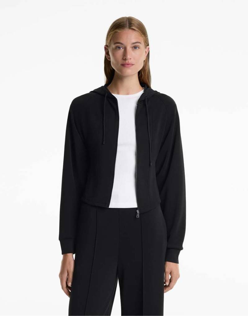 OYSHO - Taillierter Cropped Kapuzenpullover in Schwarz mit weichem Modal von Oysho