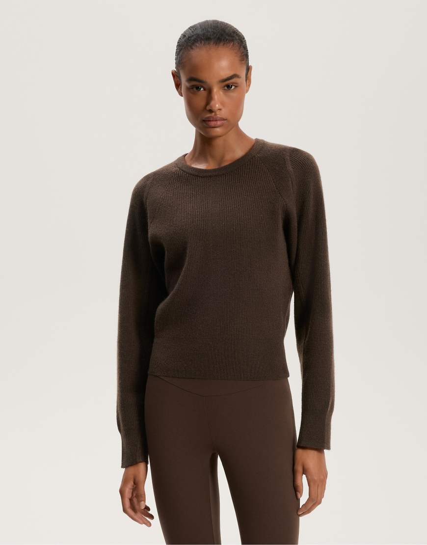 OYSHO - Taillierter Rippstrick-Pullover in Braun-Brown von Oysho