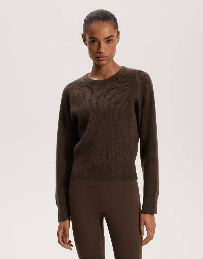 OYSHO - Taillierter Rippstrick-Pullover in Braun-Brown von Oysho