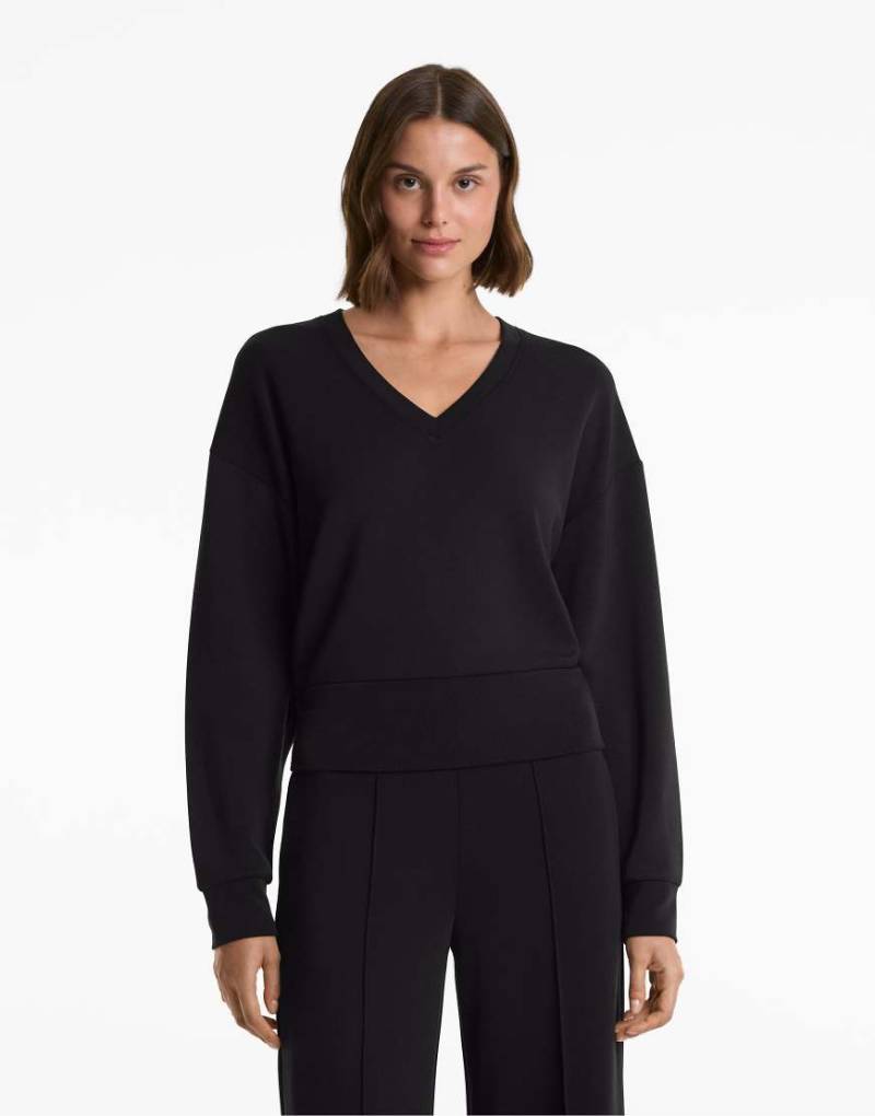 OYSHO - Tailliertes Sweatshirt in Schwarz aus weichem Modal mit V-Ausschnitt von Oysho