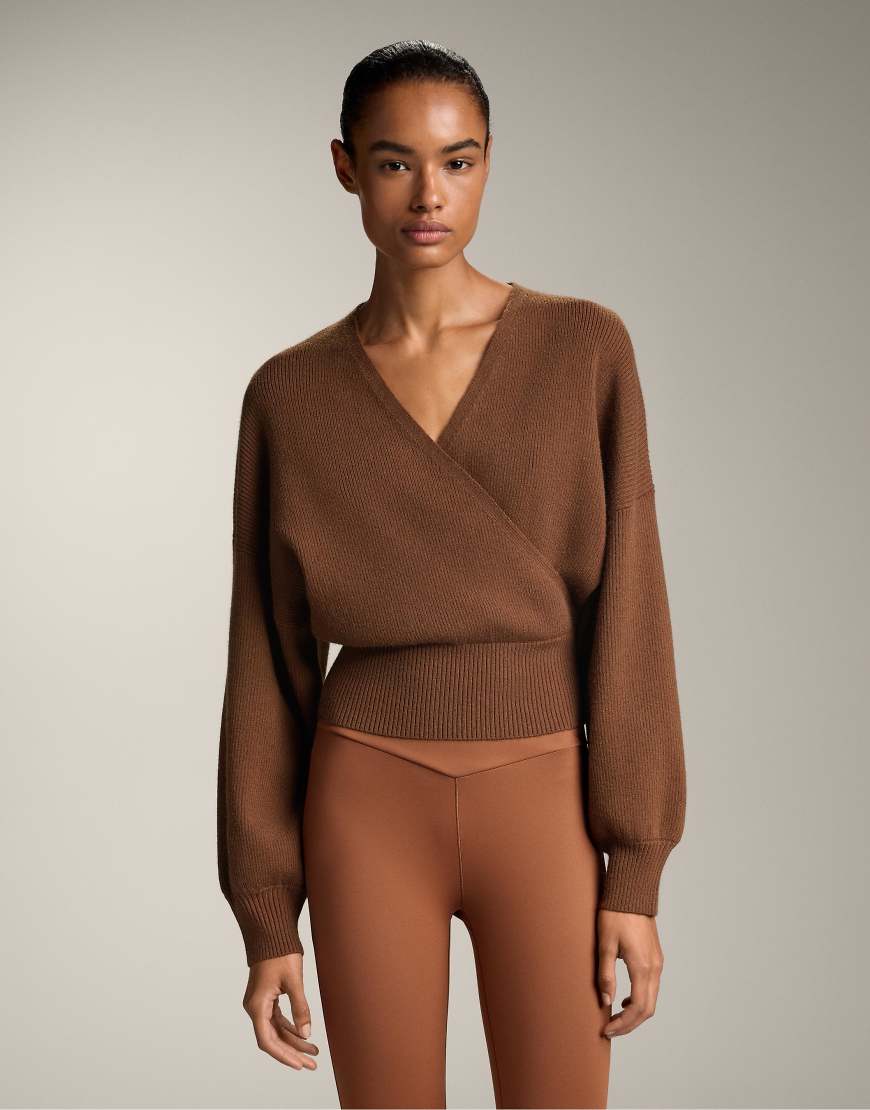 OYSHO - Überkreuzter Rippstrickpullover in Hellbraun-Brown von Oysho
