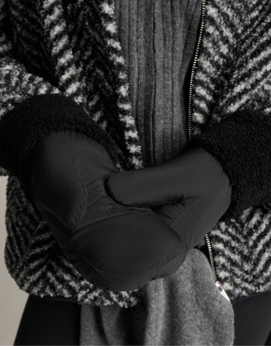 OYSHO - Wattierte Fäustlinge in Schwarz mit Besatz aus Lamfellimitat von Oysho