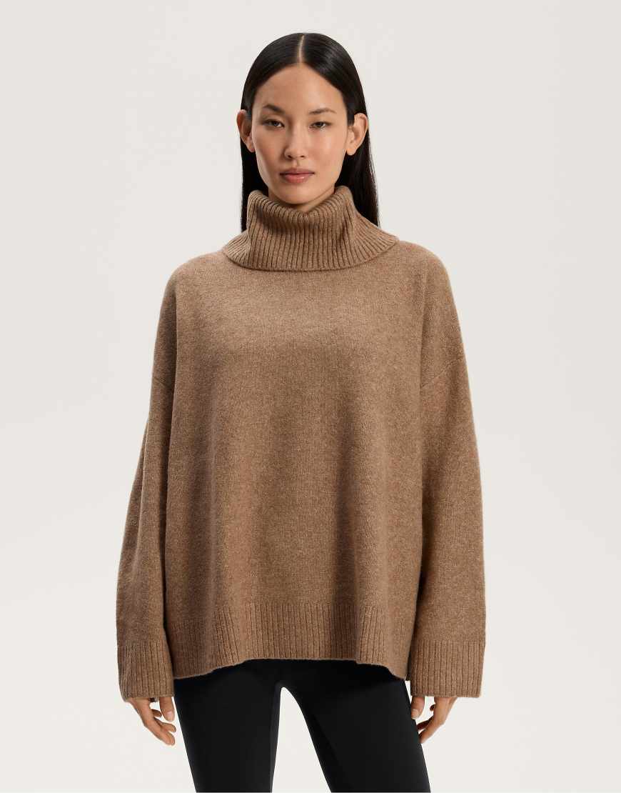 OYSHO - Weicher Oversize-Strickpullover in meliertem Hellbraun mit Polokragen-Brown von Oysho