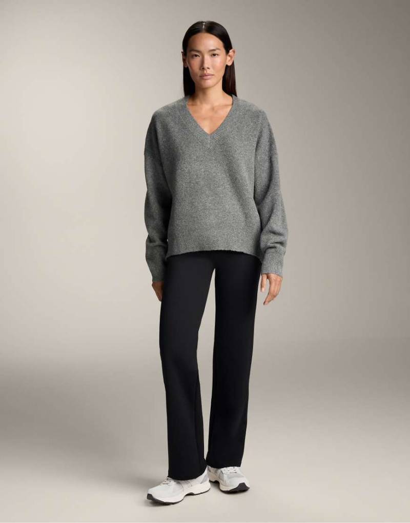 OYSHO - Weicher Strickpullover in Grau meliert mit V-Ausschnitt von Oysho