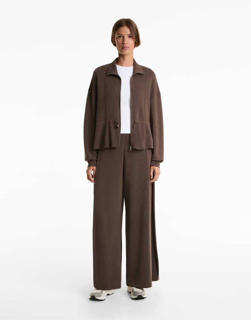 OYSHO - Weite Hose in Braun aus weichem Modal mit Seiten-Falten-Brown von Oysho