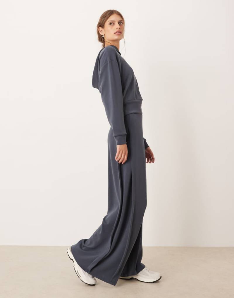 OYSHO - Weite Hose in Grau mit Seitenfalten und weichem Modal OYSHO - Weite Hose in Grau mit Seitenfalten und weichem Modal von Oysho