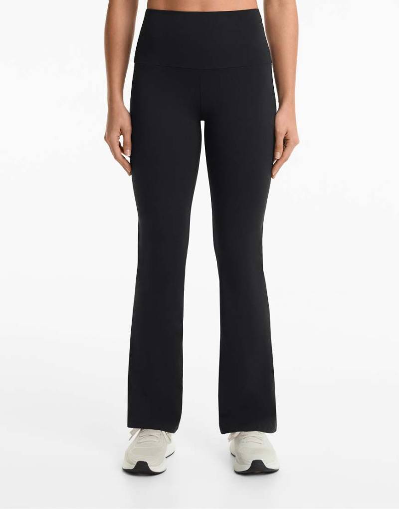 Oysho - Ausgestellte Hose aus Comfortlux in Schwarz mit hohem Bund Oysho - Ausgestellte Hose aus Comfortlux in Schwarz mit hohem Bund von Oysho