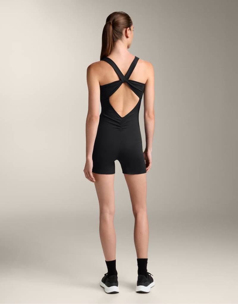 Oysho - Comfortlux - Kurzer Jumpsuit in Schwarz mit überkreuztem Rücken von Oysho