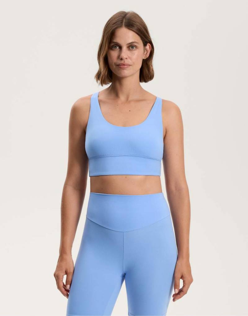 Oysho - Comfortlux - Sport-BH in blassem Lavendelblau mit Körbchen und mittlerer Stützfunktion von Oysho