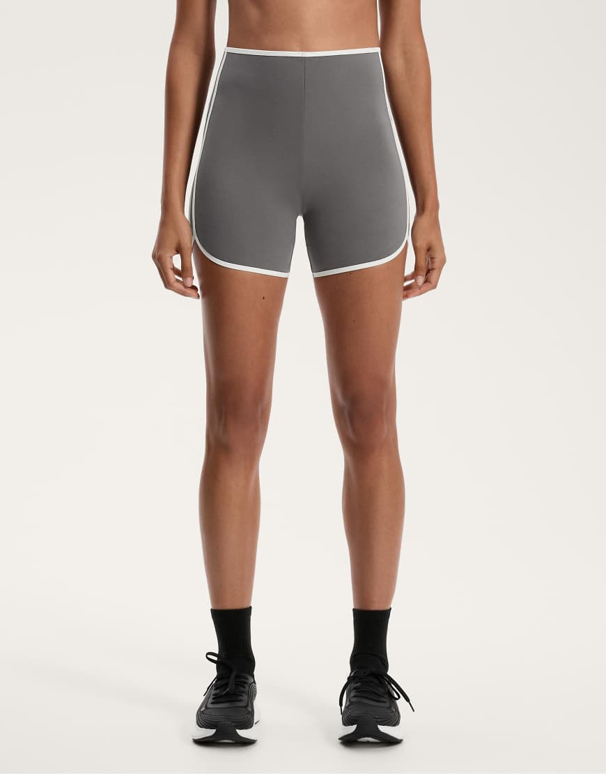 Oysho - Compressive - Retro-Hotpants in Smaragdgrün mit hohem Bund, 10 cm-Schwarz Oysho - Compressive - Retro-Hotpants in Smaragdgrün mit hohem Bund, 10 cm-Schwarz von Oysho