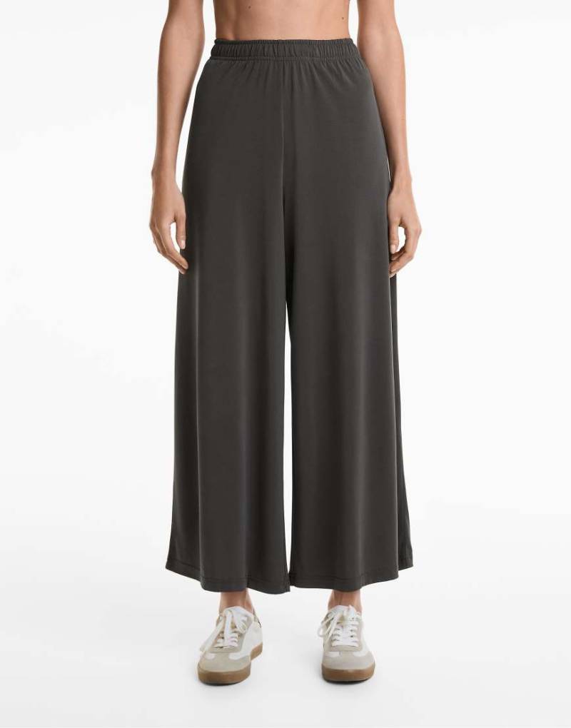 Oysho - Fließende Cropped-Hose aus Modal-Mix in Anthrazit mit weitem Bein-Grau von Oysho