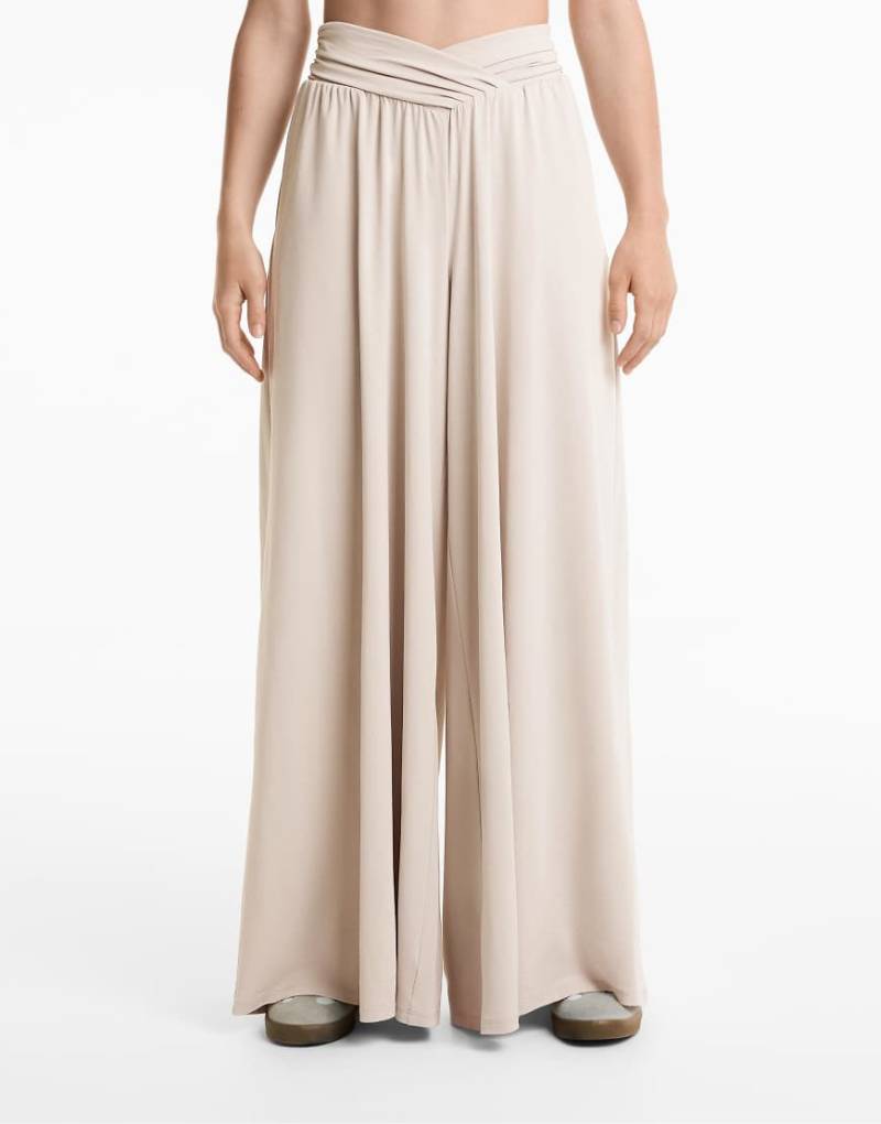 Oysho - Fließende Hose aus Modal-Mix in hellem Taupe mit extrabreitem V-Bund-Braun von Oysho
