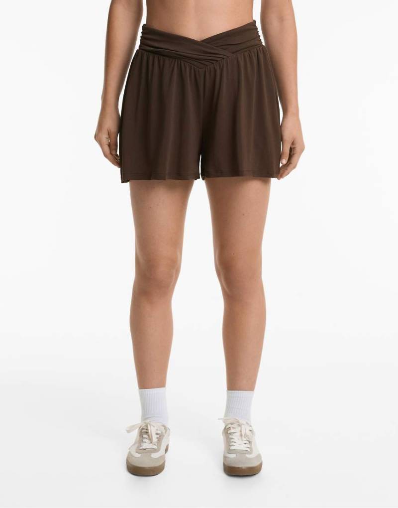 Oysho - Fließende Shorts mit Modal in Dunkelbraun und sehr weitem Schnitt und V-Bund von Oysho