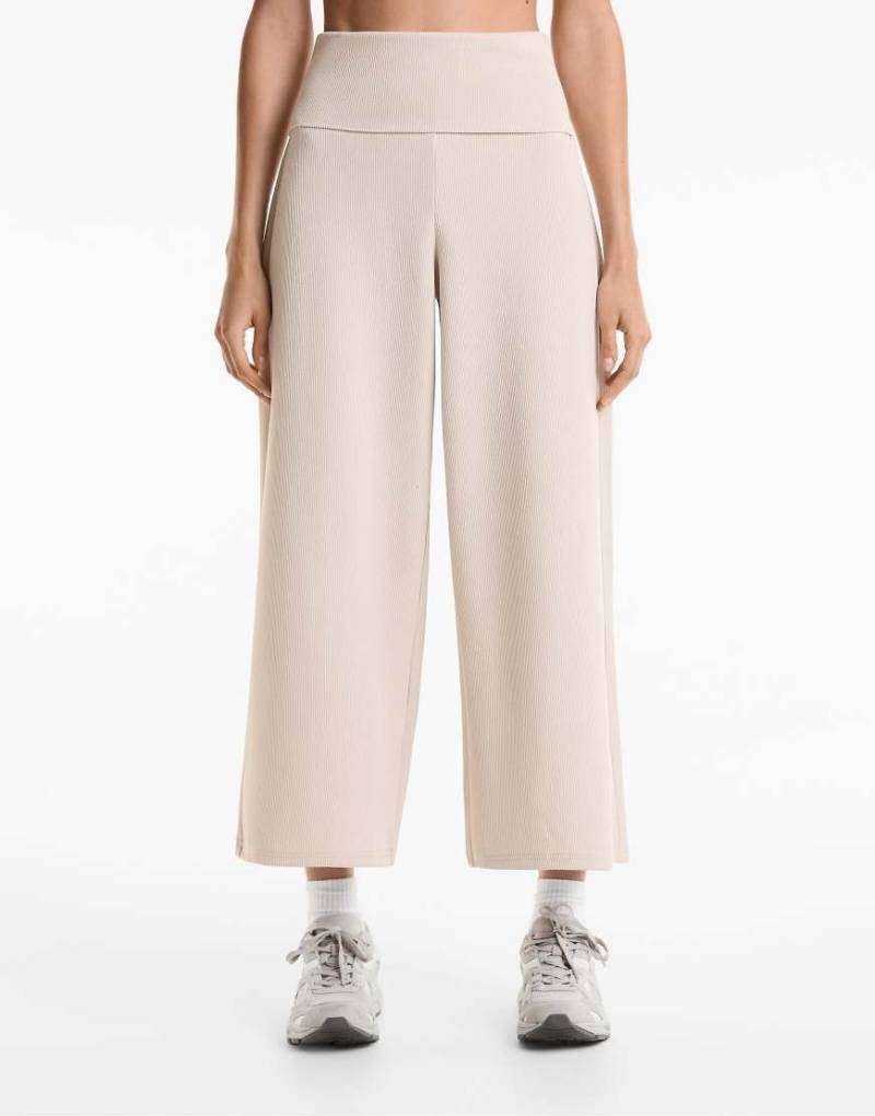 Oysho - Gerippte Hose mit umgeschlagenem Bund und weitem Bein in Hellbeige-Braun von Oysho