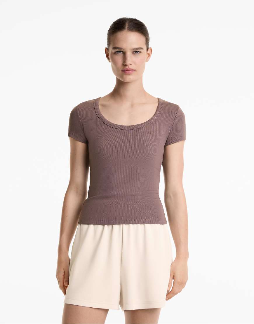 Oysho - Geripptes T-Shirt in Braun aus schwerem Material mit Modalanteil und Rundhalsausschnitt-Lila Oysho - Geripptes T-Shirt in Braun aus schwerem Material mit Modalanteil und Rundhalsausschnitt-Lila von Oysho