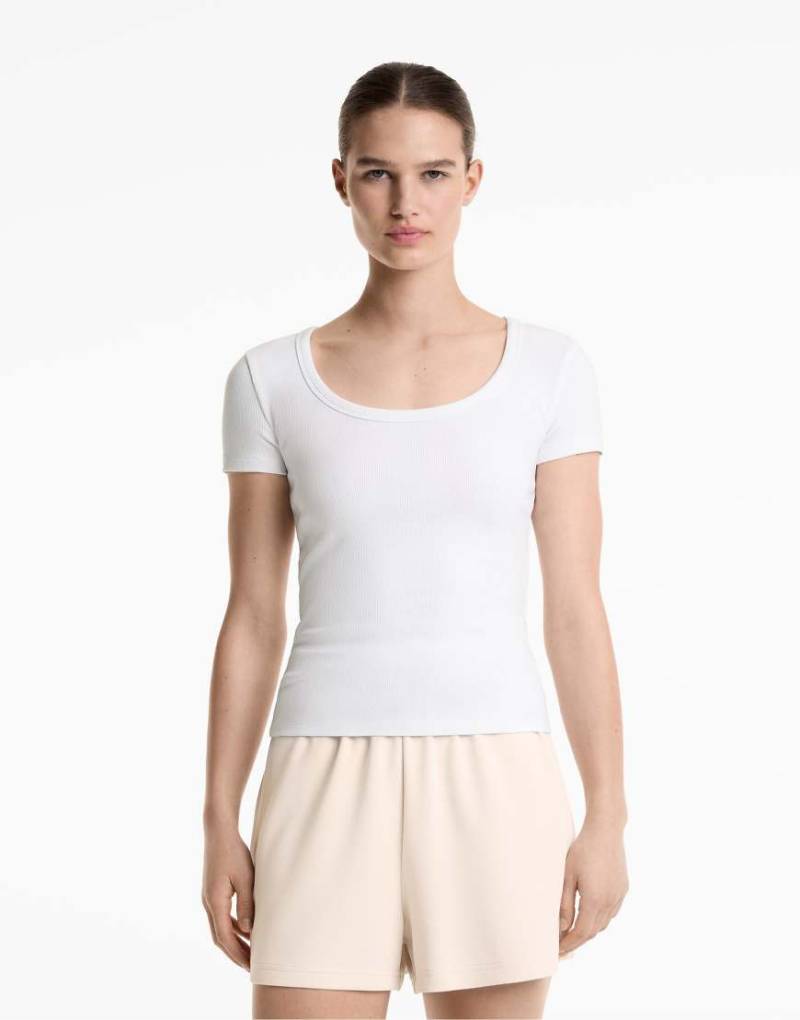 Oysho - Geripptes T-Shirt in Wollweiß aus schwerem Material mit Modalanteil und Rundhalsausschnitt von Oysho