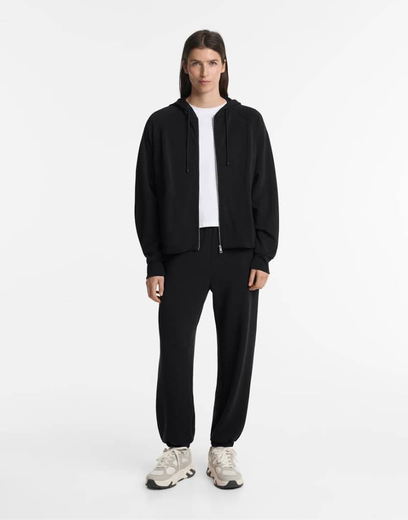 Oysho - Kastige Kapuzenjacke aus Modalmix in Schwarz Oysho - Kastige Kapuzenjacke aus Modalmix in Schwarz von Oysho