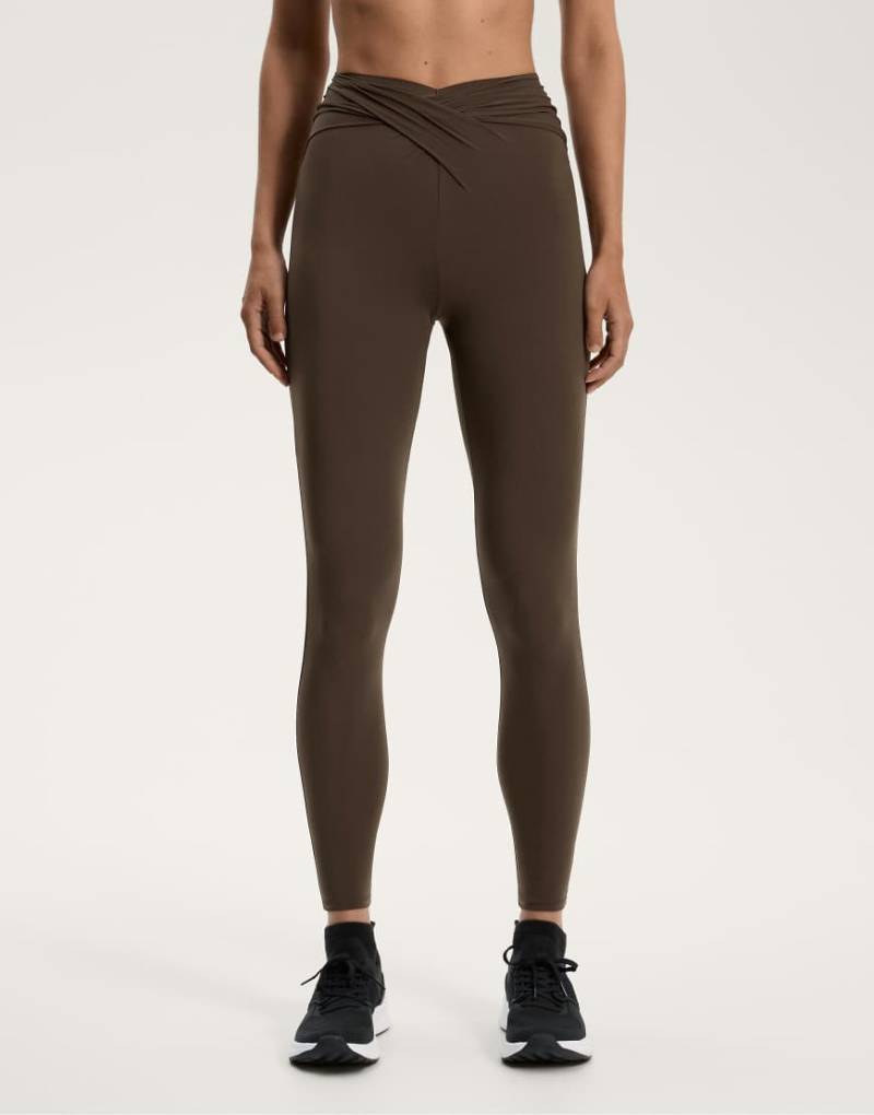 Oysho - Köchellange Leggings in Dunkelbraun aus leichtem Material mit Drapierung und V-förmigem Bund von OYSHO