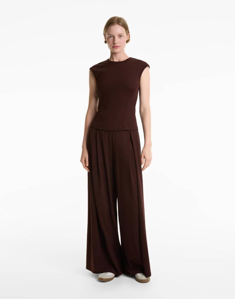 Oysho - Kurzärmliges, geripptes Oberteil aus Baumwoll-Modal-Mix in Braun-Brown von Oysho
