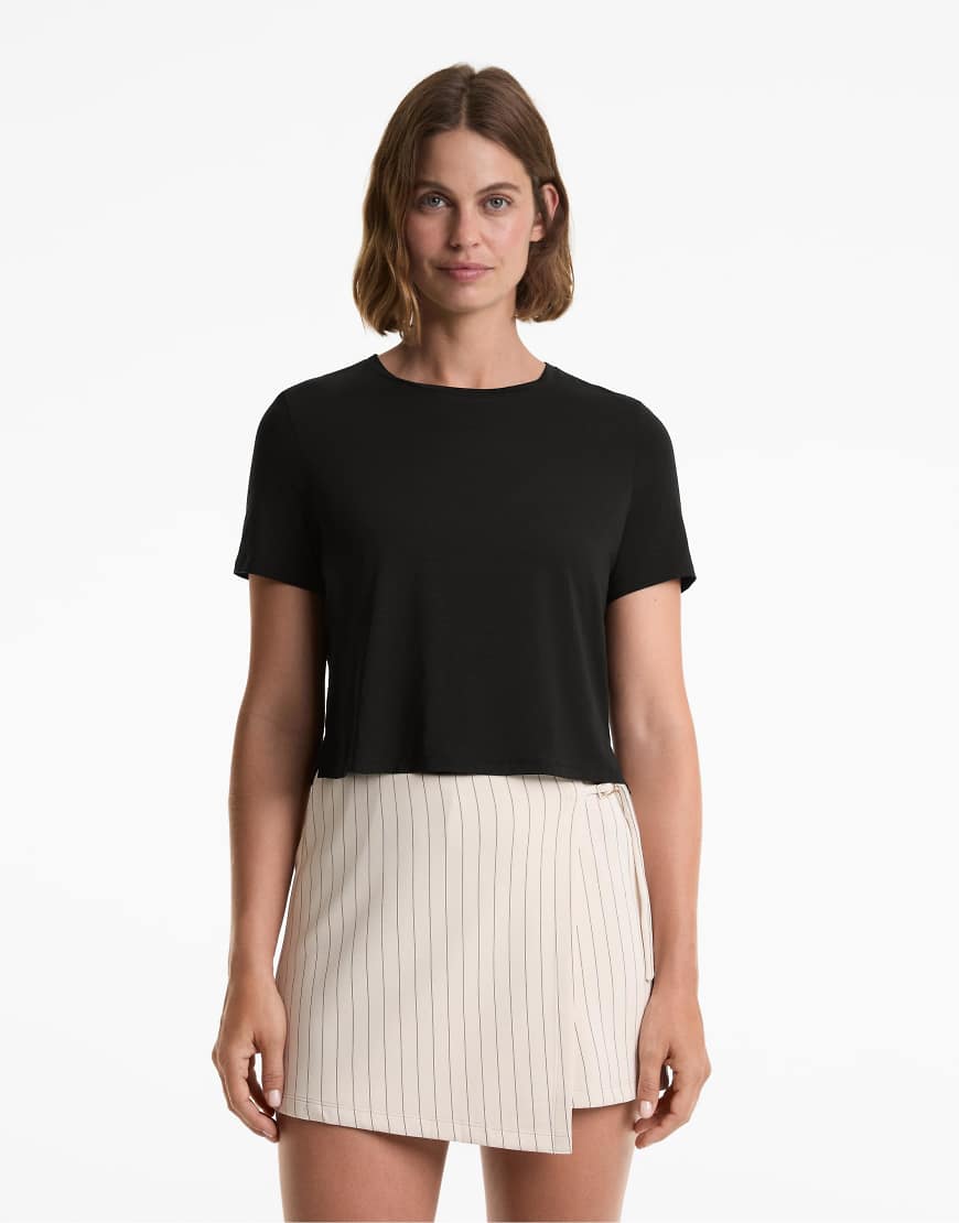 Oysho - Kurzärmliges Cropped-T-Shirt aus Lyocell-Mix in Schwarz Oysho - Kurzärmliges Cropped-T-Shirt aus Lyocell-Mix in Schwarz von Oysho