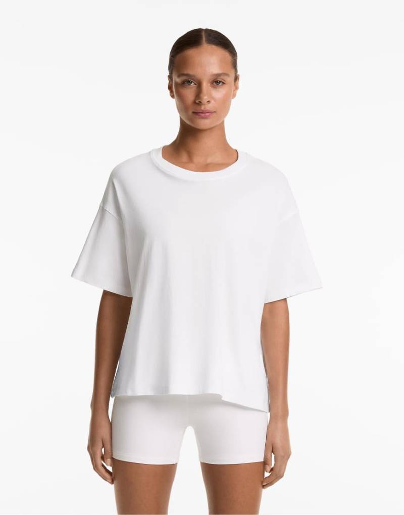 Oysho - Kurzärmliges T-Shirt aus Baumwollmix in gebrochenem Weiß mit kastigem Schnitt von OYSHO