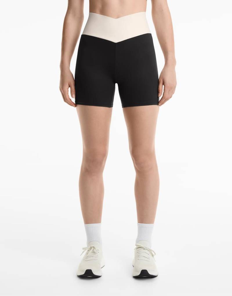 Oysho - Perfect-Adapt - Hotpant-Leggings mit hohem Bund (10 cm) und V-Bund in Schwarz von Oysho