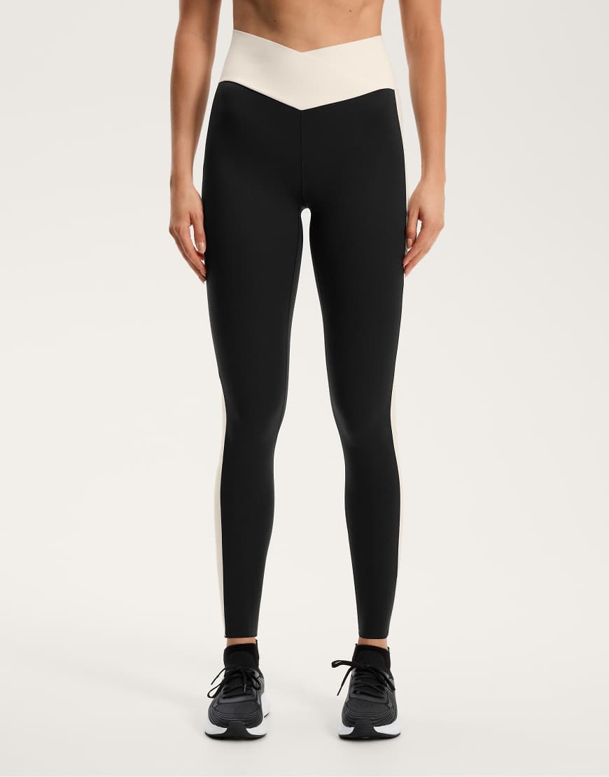 Oysho - Perfect-Adapt - Knöchellange Leggings mit hohem Bund (65 cm) und V-Bund in Schwarz von Oysho