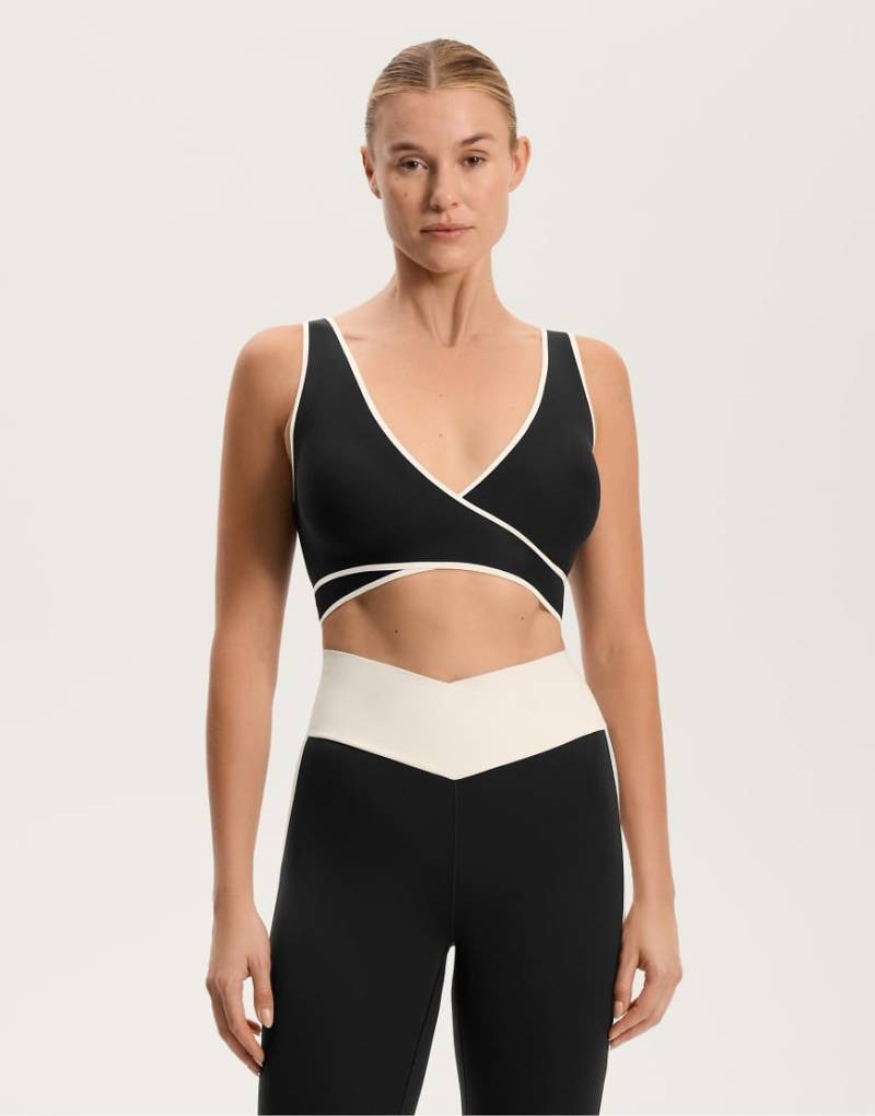 Oysho - Perfect-Adapt - Sport-BH in Schwarz mit mittlerer Stützfunktion und überkreuztem Design von Oysho