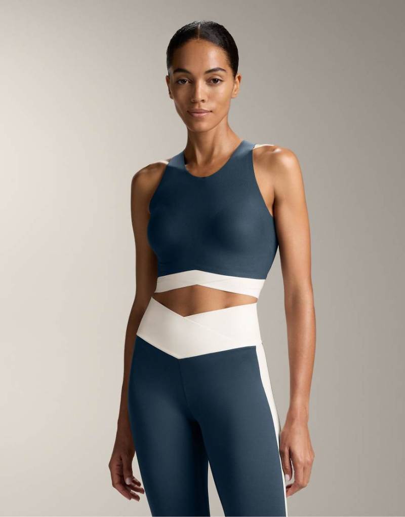 Oysho - Perfect-Adapt - Tanktop in Mitternachtsblau Oysho - Perfect-Adapt - Tanktop in Mitternachtsblau von Oysho