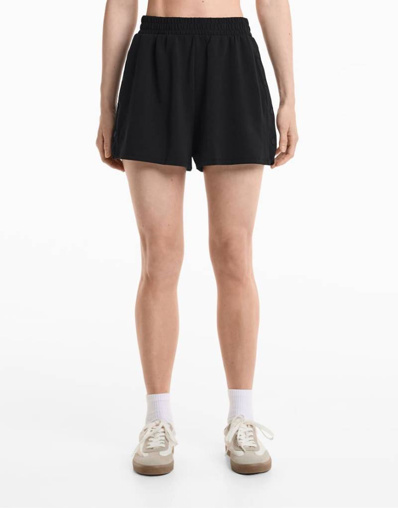 Oysho - Shorts in Schwarz aus weichem Modal und seitlichen Knöpfen von Oysho