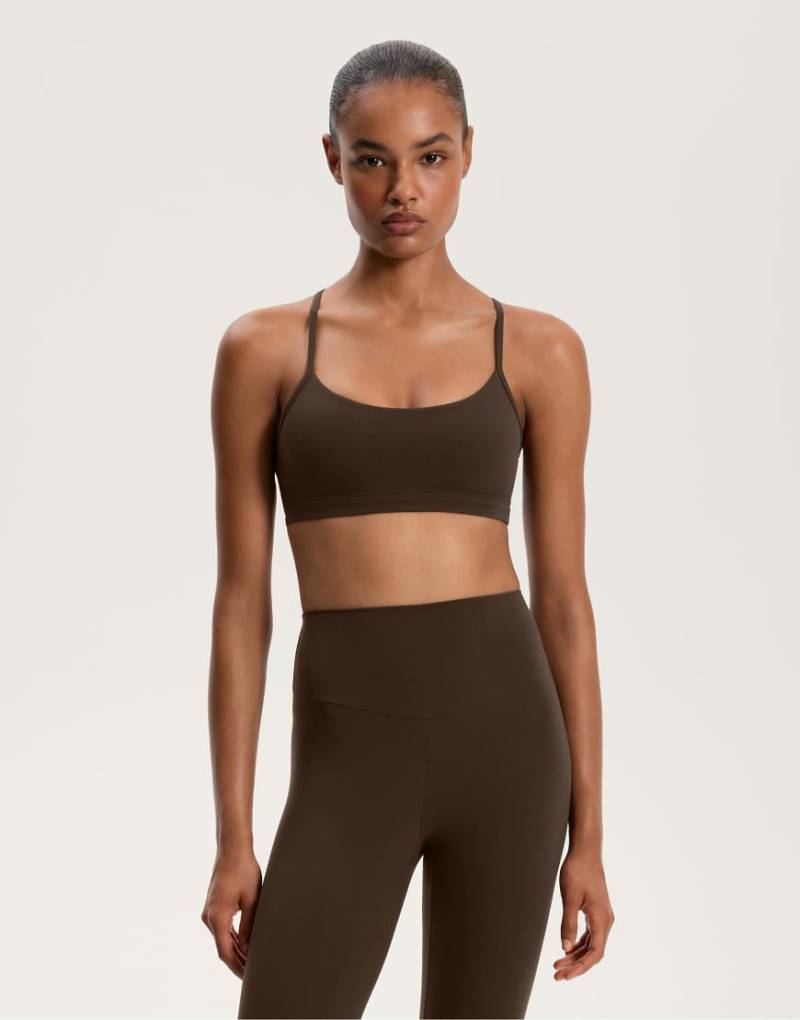 Oysho - Sport-BH aus Comfortlux in Dunkelbraun mit integrierten Cups und leichter Stützfunktion von Oysho