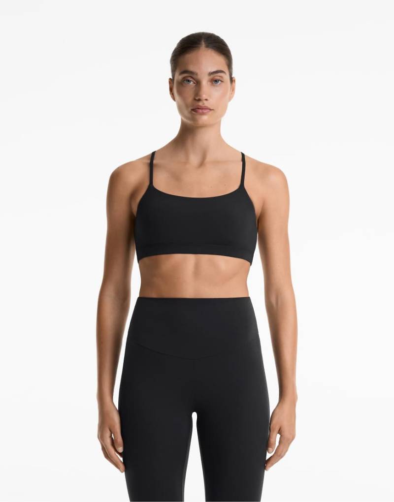 Oysho - Sport-BH aus Comfortlux in Schwarz mit leichter Stützfunktion und überkreuzten Trägern von Oysho