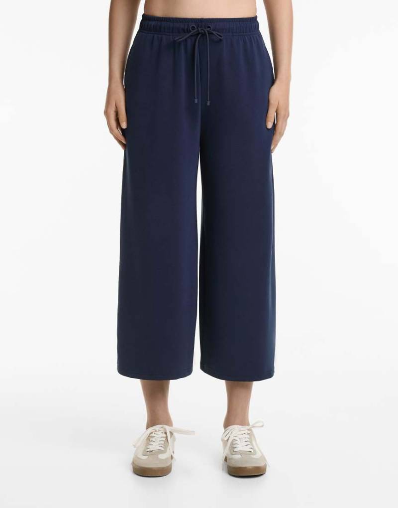 Oysho - Weiche Cropped-Hose aus Modalmix in Marineblau mit weitem Bein Oysho - Weiche Cropped-Hose aus Modalmix in Marineblau mit weitem Bein von Oysho