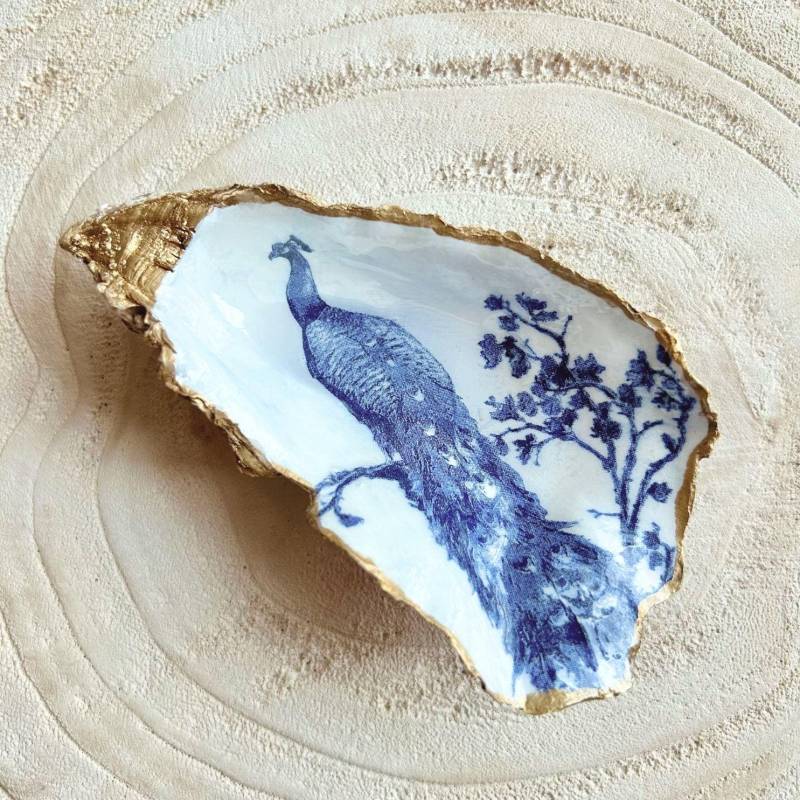 Austernschale Mit Pfau Und Goldrand - Handbemalte Ringschale Schmuckschale Boho Deko Oyster Shell Peacock Gold Hochzeitsgeschenk von OysterByMissM