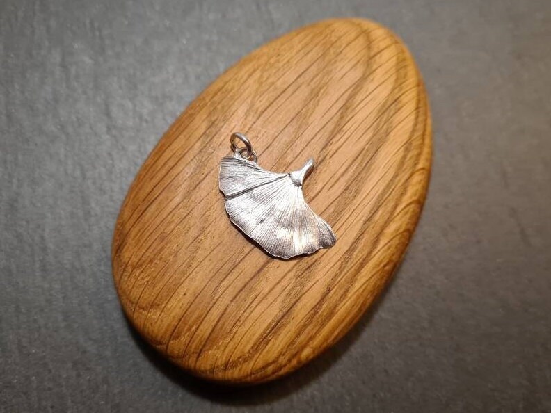 Anhänger Eines Ginkgoblattes Für Damen Oder Herren in Silber von OzalieCreations