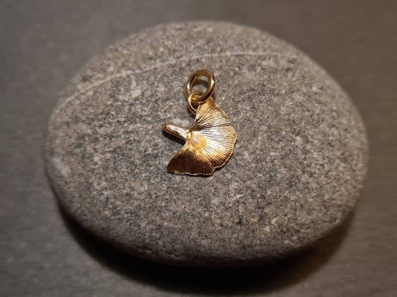 Anhänger Eines Ginkgoblattes Für Damen Oder Herren in Vergoldetem Silber von OzalieCreations