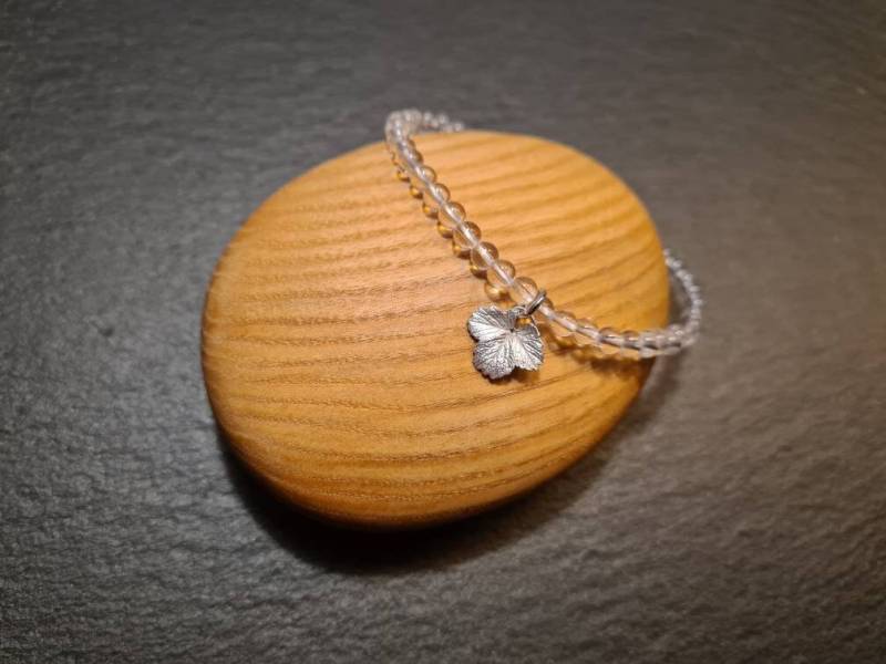 Armband Aus Bergkristallperlen Und Silbernem Erdbeerblatt Armband Aus Bergkristallperlen Und Silbernem Erdbeerblatt von OzalieCreations