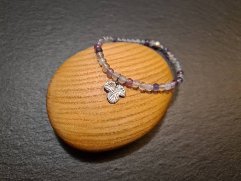 Armband Aus Fluoritperlen Und Silbernen Erdbeerblättern von OzalieCreations
