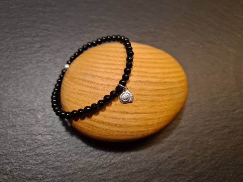 Armband Aus Onyxperlen Und Silbernem Schneckenhaus von OzalieCreations
