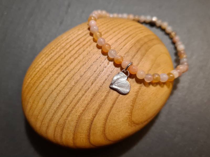 Armband Aus Orangefarbenen Botswana-Achatperlen Und Silbernen Oxalisblättern von OzalieCreations