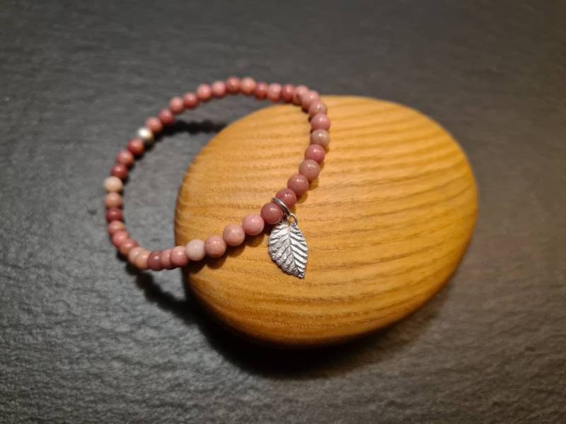 Armband Aus Rhodonitperlen Und Silbernem Ulmenblatt von OzalieCreations
