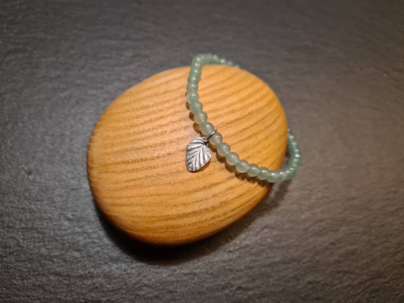 Aventurinperlenarmband Und Silbernes Charmblatt von OzalieCreations