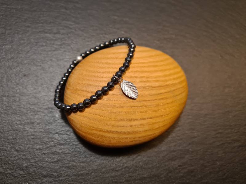 Hämatitperlenarmband Und Silbernes Charmblatt von OzalieCreations