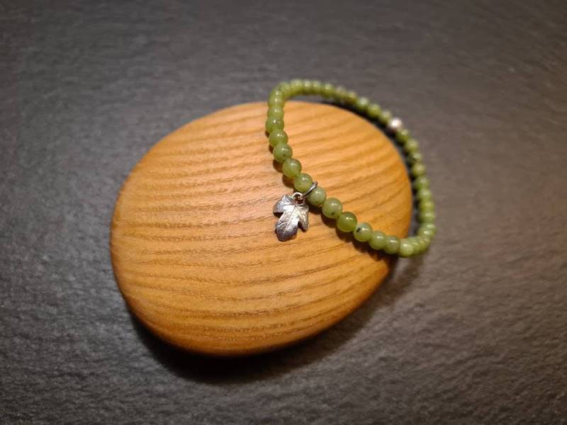 Kanada Jade Perle Armband Und Silber Ahorn Blatt von OzalieCreations